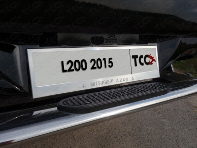 Защита заднего бампера овальная 120х60 мм с накладкой ТСС для Mitsubishi L200 2015-2019