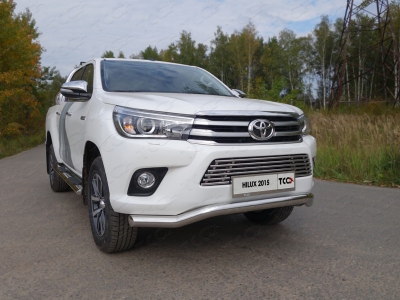 Накладка решётки радиатора 16 мм ТСС для Toyota Hilux 2015-2021