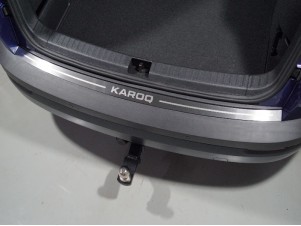 Накладка на задний бампер лист шлифованный надпись Karoq  для Skoda Karoq № SKOKAR20-13