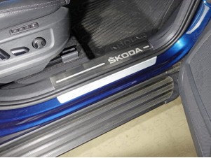 Накладки на пороги на пластик шлифованный лист надпись Skoda 2 штуки для Skoda Kodiaq № SKOKOD17-24